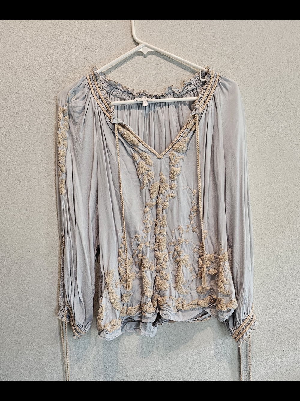 Lucky Brand Light Gray with Cream Embroidered Floral Detailing Peasant Top, S